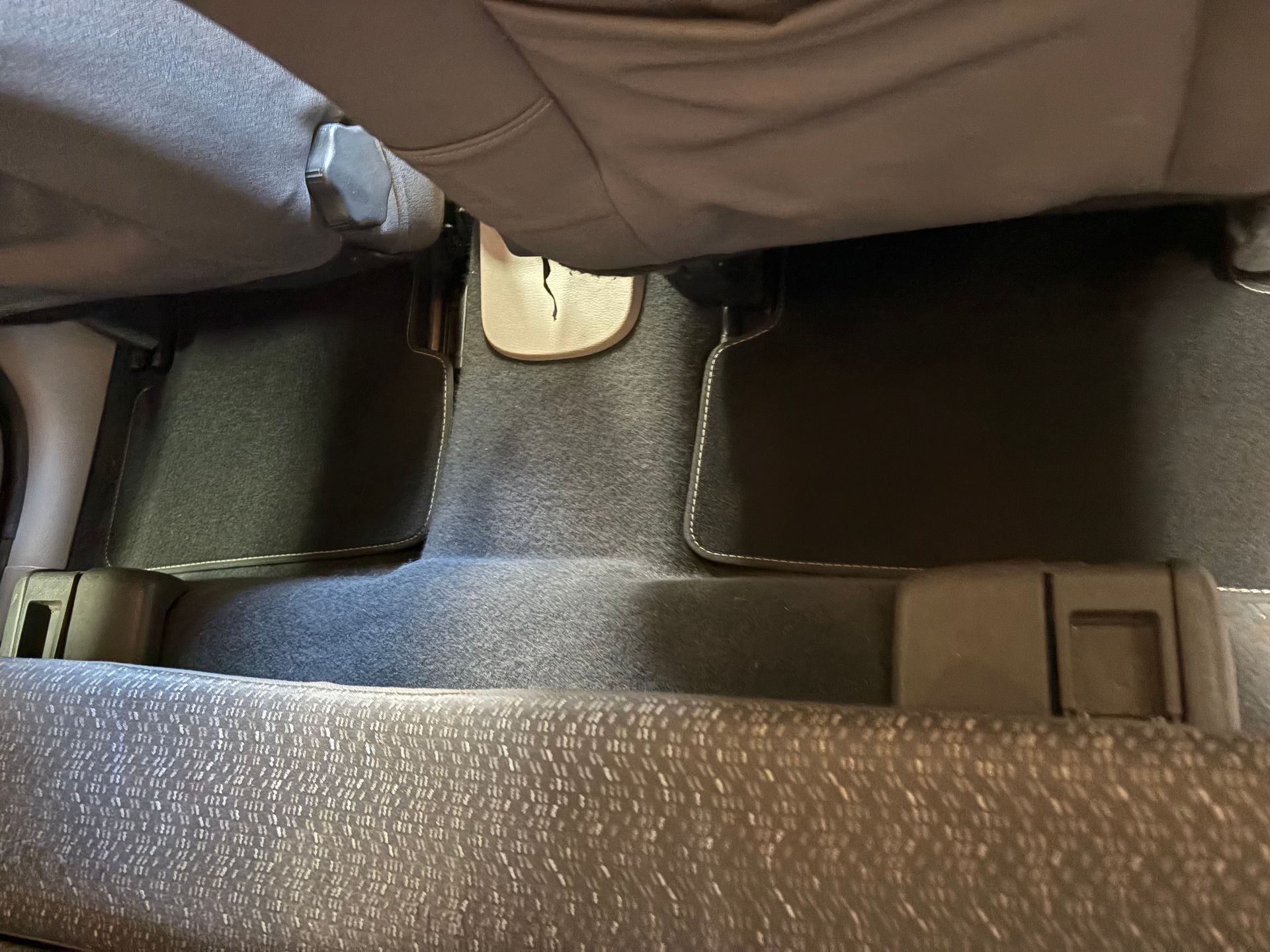 Plancher arrière de voiture nettoyé par O.F Prestige Clean